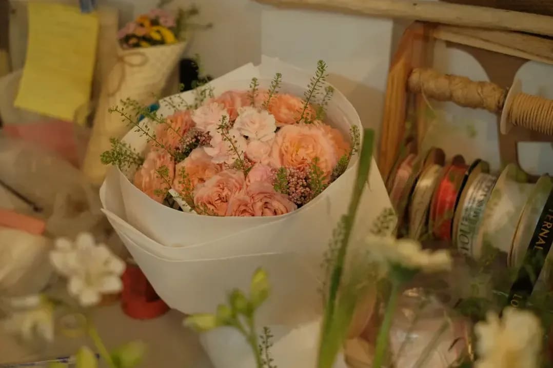 季節の花で楽しむ、やさしい色合いのブーケレッスン